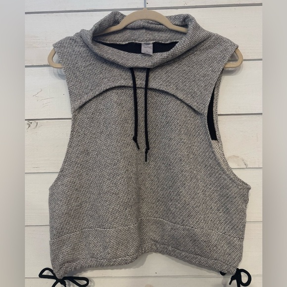 Te Verde cowl neck knit athletic vest Size Medium. Great condition! - Picture 1 of 15